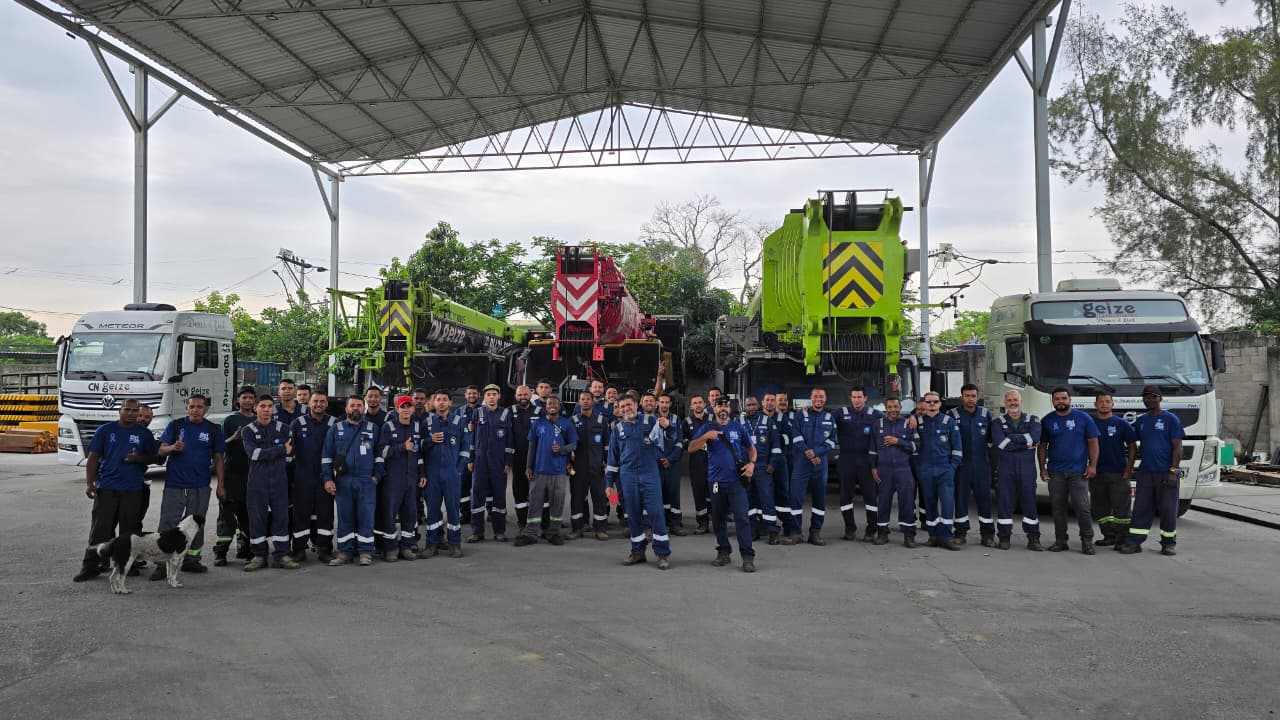 Equipa qualificada da CN Guindastes a planear operation